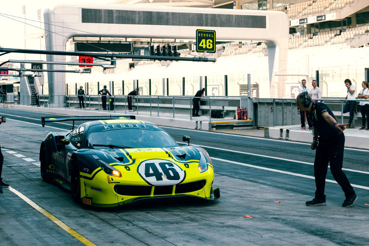 Der Ferrari 488 GT3 von Valentino Rossi in der Boxengasse von Abu Dhabi