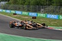 Piastri gegen Norris in Kurve 4, kurz nach dem Start des Monza-GP