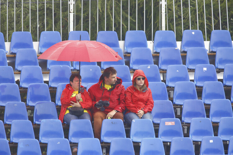 Regenschirm sidn gefragt: Die ersten Besucher auf den Tribünen in Brünn