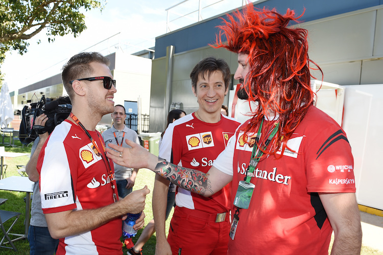 Massimo Rivola (Mitte) mit Sebastian Vettel und einem Ferrari-Mechaniker 2015