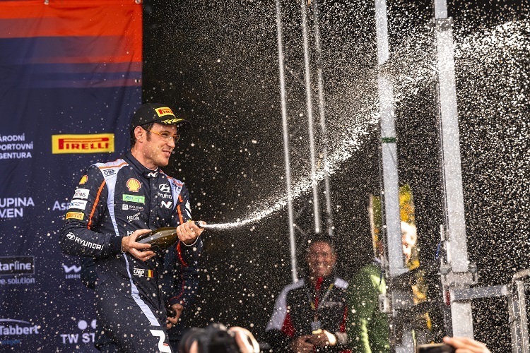 Thierry Neuville mit dem Sieger-Champagner