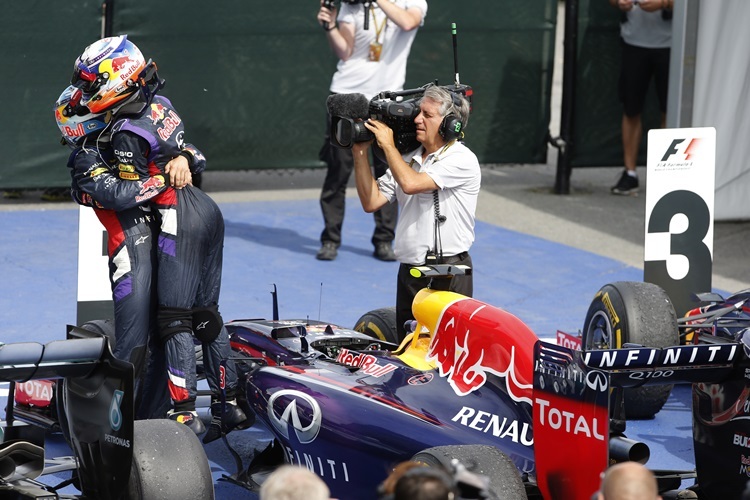 Sebastian Vettel freut sich mit seinem Teamkollegen und Sieger Daniel Ricciardo