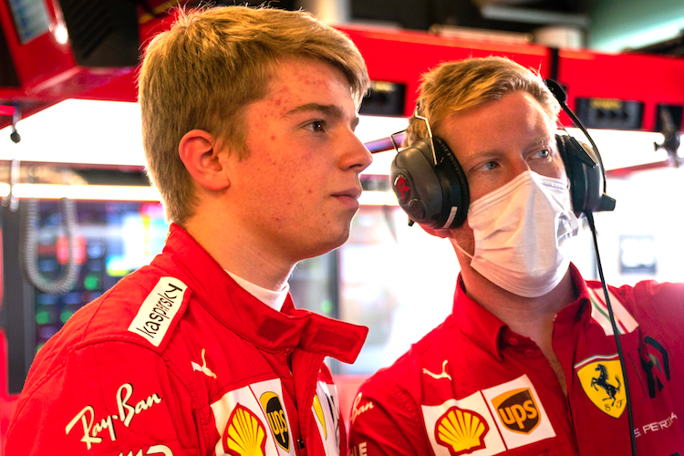 Ferrari-Reservist Robert Shwartzman (links)