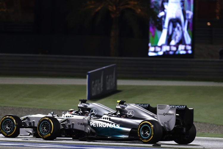 Lewis Hamilton und Nico Rosberg im Kampf um die Spitze