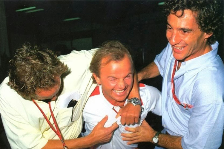 Josef Leberer albert mit Gerhard Berger und Ayrton Senna herum