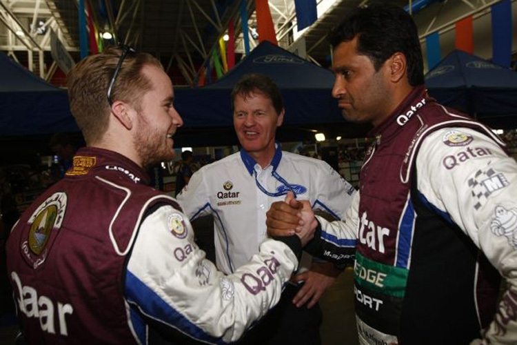 Malcolm Wilson (M.): Mit Hilfe von Nasser Al-Attiyah (re.) und dem Qatar-Sponsorgeld gelang in der WRC ein Neuanfang (li. Mads Øsberg)
