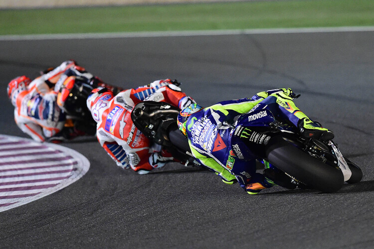 Das Rennen in Katar: Valentino Rossi am Hinterrad von Dovizioso und Márquez