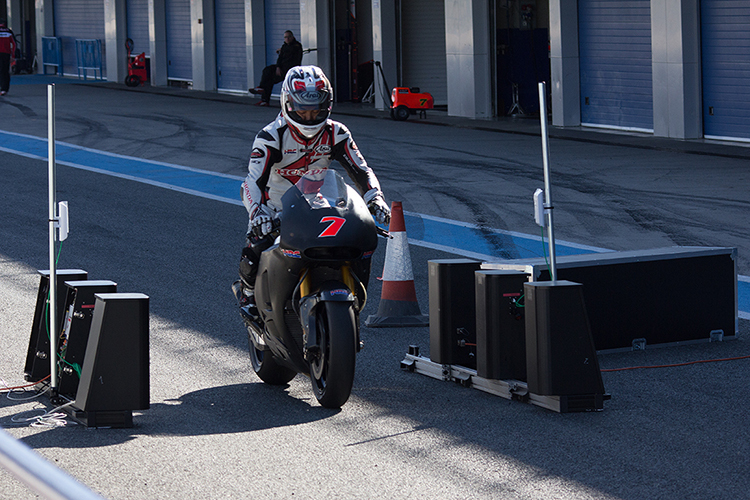 Hiroshi Aoyama beim Passieren der Michelin-Messgeräte