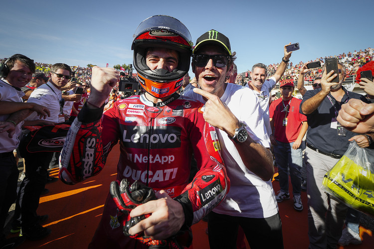 Bagnaia jubelt mit Idol Valentino Rossi über den ersten MotoGP-Titel