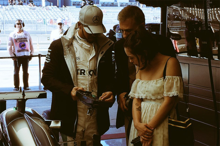 Lewis Hamilton mit Christoph Waltz und Rosa Salazar