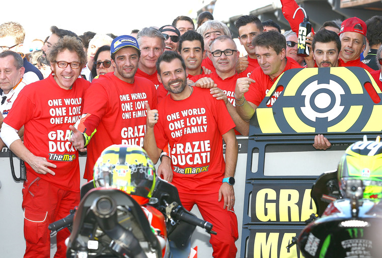 Bei Ducati bedankte sich Iannone mit einem besonderen T-Shirt