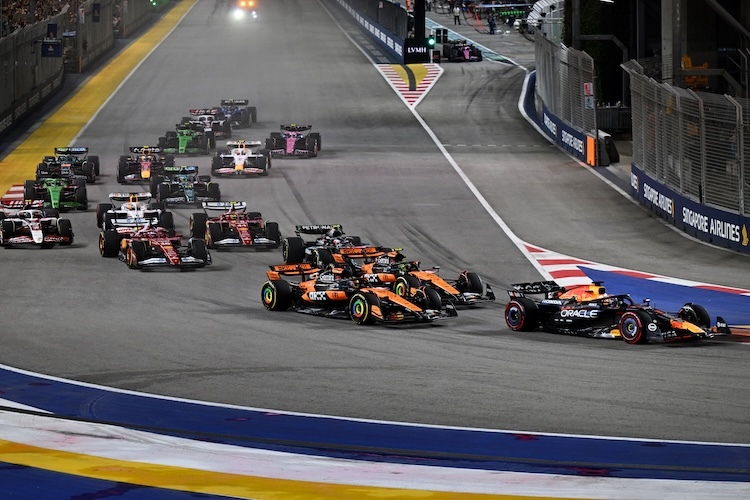 Die beiden McLaren hinter Max Verstappen