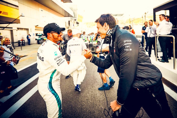 Lewis Hamilton und Toto Wolff nach der Quali von Sotschi