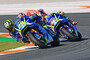 Andrea Iannone vor seinem Suzuki-Teamkollegen Alex Rins