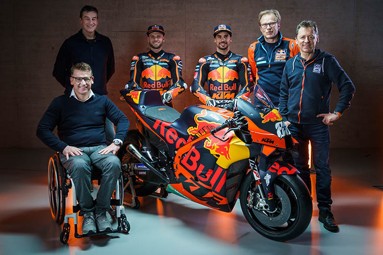 Das Red Bull KTM Factory Team mit Binder und Oliveira, dazu Pit Beirer (vorne links), Motoren-Entwickler Ing. Kurt Trieb, Chassis-Designer Wolfgang Felber und Race Manager Mike Leitner (re.)