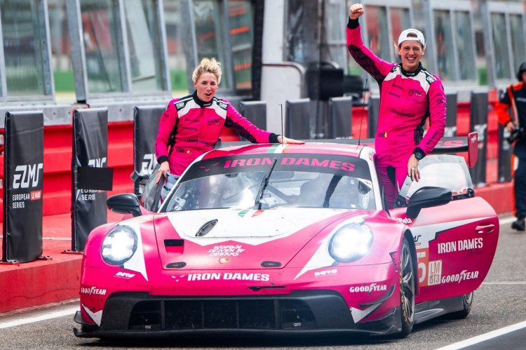 Rahel Frey (li.) und Sarah Bovy mit dem Porsche 911 GT3 R in Imola