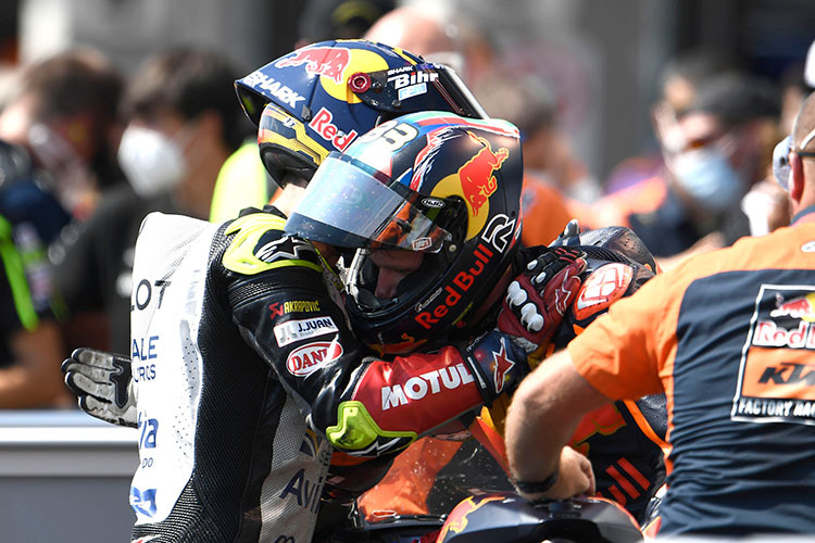 Johann Zarco umarmte Sieger Brad Binder