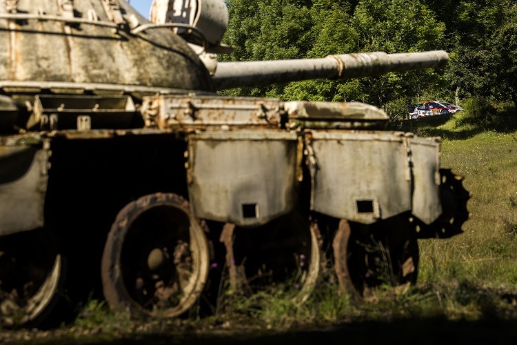 Die Panzerplatte ist das Highlight der ADAC Rallye Deutschland