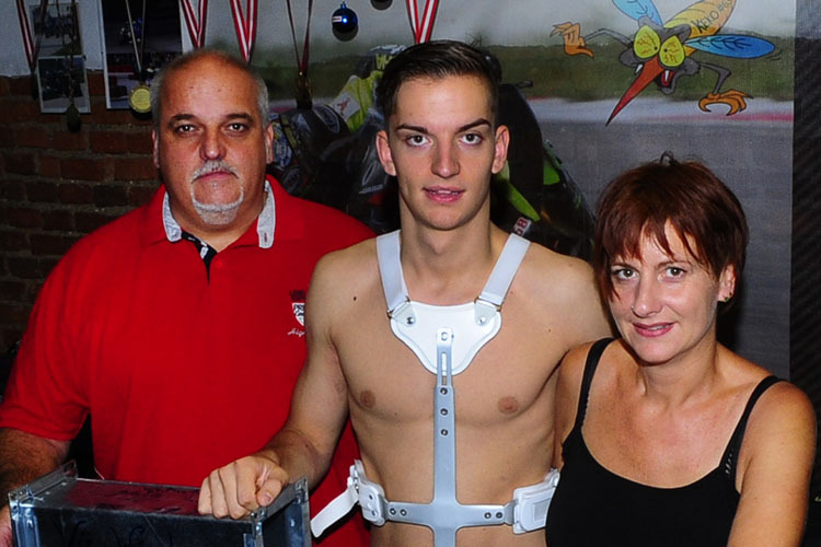 Kevin Koller mit Eltern und Brustpanzer