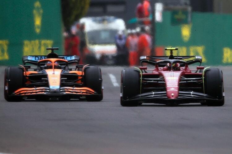 Daniel Ricciardo mit geschlossenem, Carlos Sainz mit offenem Heckflügel – ein Bild aus dem Sprint