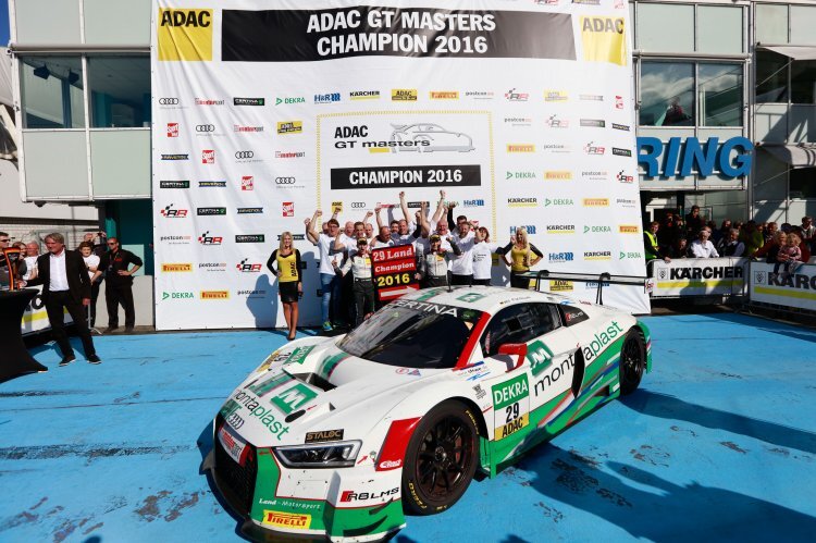 Grosser Jubel: Das Team Land-Motorsport hinter ihrem Meister-Auto - dem Audi R8 LMS
