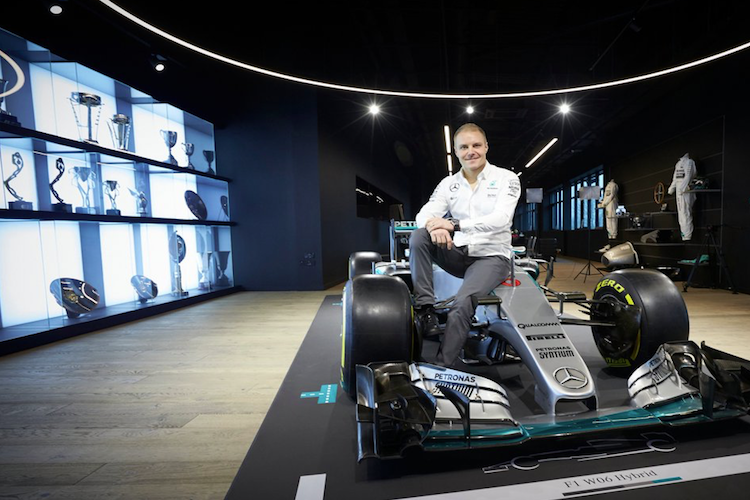 Valtteri Bottas im Rennwagenwerk von Mercedes-Benz