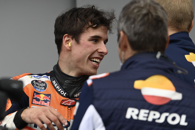 Nach seinem ersten MotoGP-Podium hat Alex Márquez gut lachen