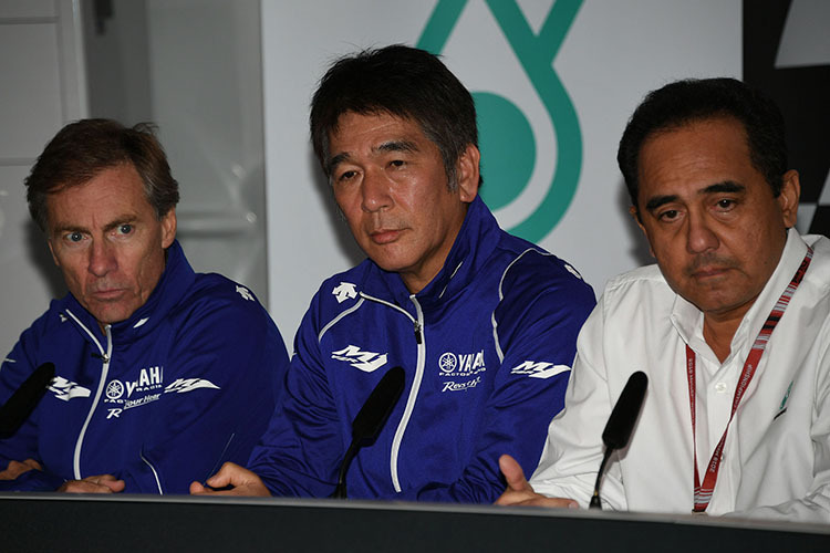Die Yamaha-Manager Jarvis und Tsuji mit Petronas-Präsident Tan Sri Wan Zulkiflee Wan Ariffin 