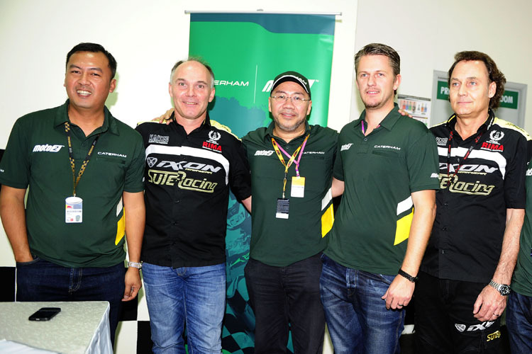 Caterham in der Moto2: Projektleiter Mia Sharizman Ismail, Eskil Suter, Dato Kamarudin, Johann Stigefelt und Andreas Leuthe  