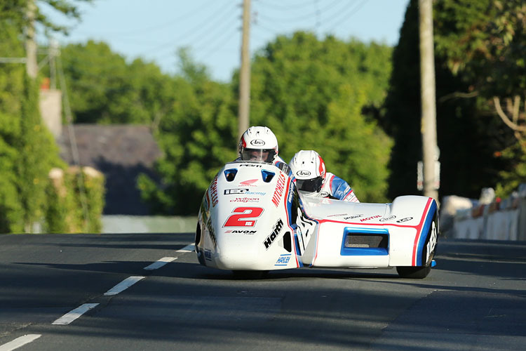 Ben und Tom Birchall auf ihrem Weg zu ihrem vierten TT-Triumph