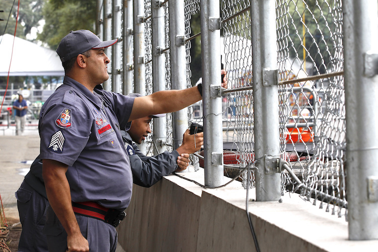 Die Polizei an der Interlagos-Rennstrecke gibt alles, aber zwischendurch muss ein Foto sein