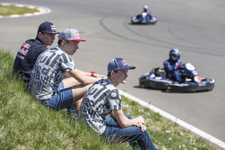 Die Red Bull-Nachwuchstalente Max Verstappen, Pierre Gasly und Callum Ilott beobachteten die Kart-Fighter genau