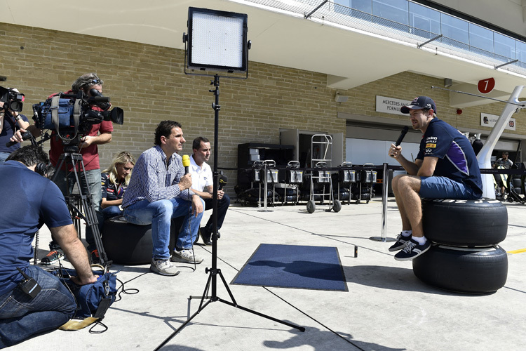 Sebastian Vettel in Austin beim Interview mit den Kollegen von RTL