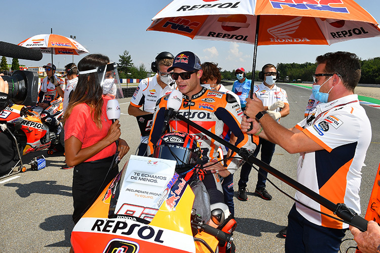 Stefan Bradl mit Andrea Schlager (ServusTV) am Grid