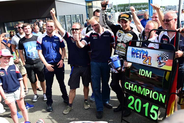Reiterberger feiert mit der Mannschaft vom Team Fan Zon-Remeha-BMW