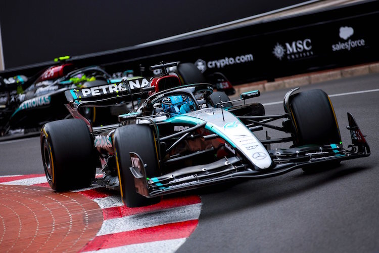 George Russell vor Lewis Hamilton in Monaco