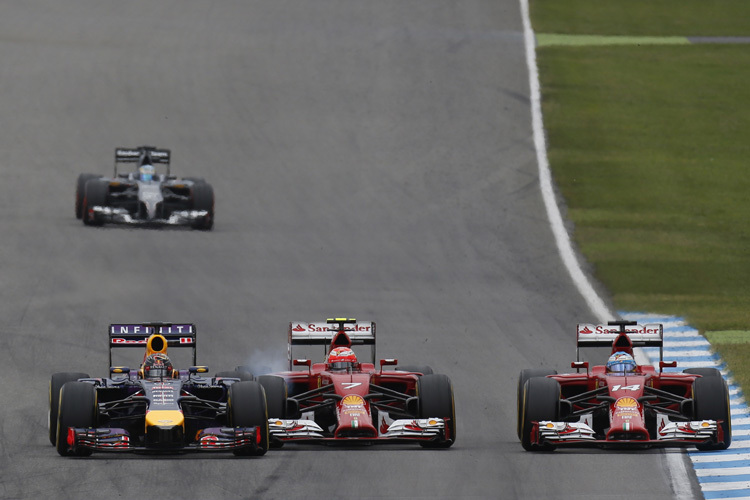 Kimi Räikkönens Ferrari berührt das Auto von Sebastian Vettel