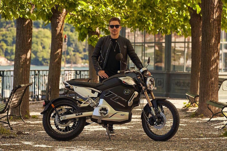 Jorge Lorenzo mit einem Scooter von Super Soco