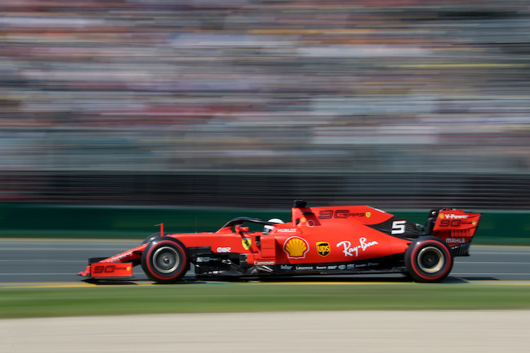 Sebastian Vettel in Australien mit Werbung für 90 Jahre Ferrari