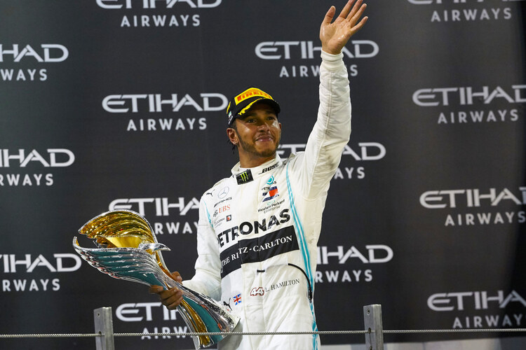 Lewis Hamilton sammelt eifrig Siegerpokale und Titel