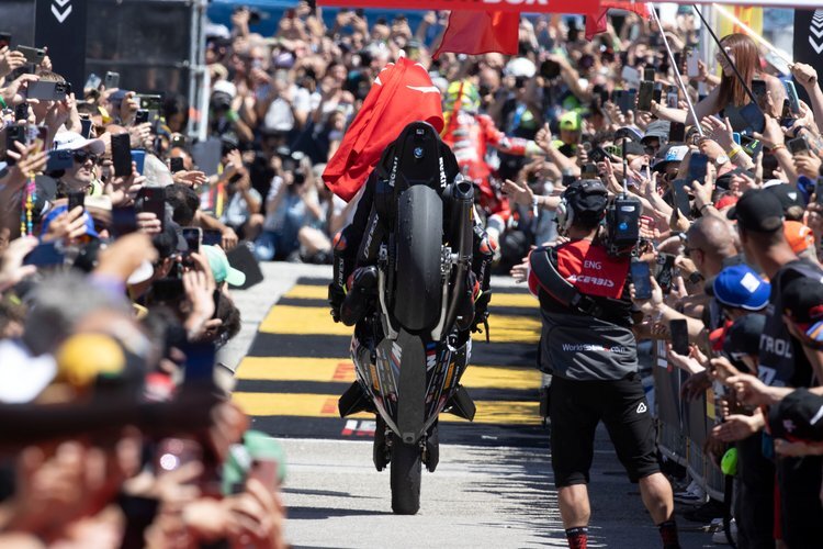 Im Parc fermé ist Toprak Razgatlioglu vor Strafen sicher