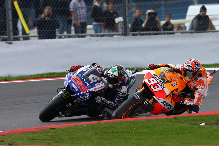 Harte Bandagen in Silverstone: Marc Márquez attackiert Jorge Lorenzo (99)