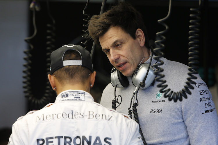 Mercedes-Teamchef Toto Wolff mit Lewis Hamilton