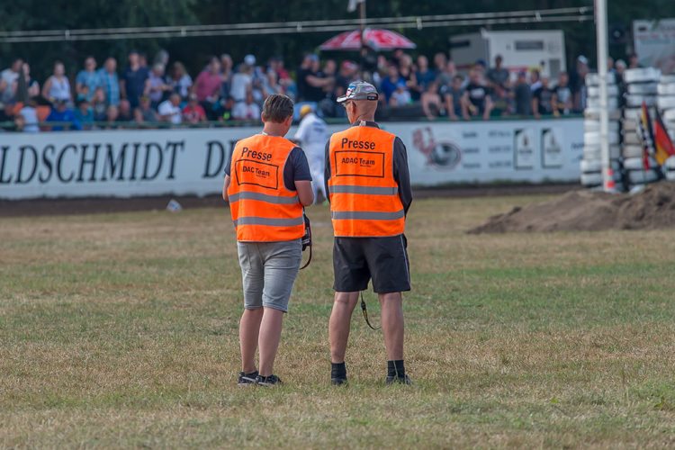 In Werlte ließ der Schiedsrichter nur jeweils zwei Fotografen im Innenraum zu