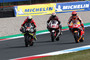 Aleix Espargaró beim Anbremsen mit Marc Márquez und Takaaki Nakagami