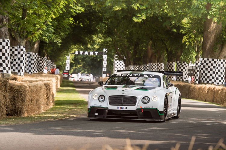 David Brabham steuert den Bentley Continental GT3 in Goodwood