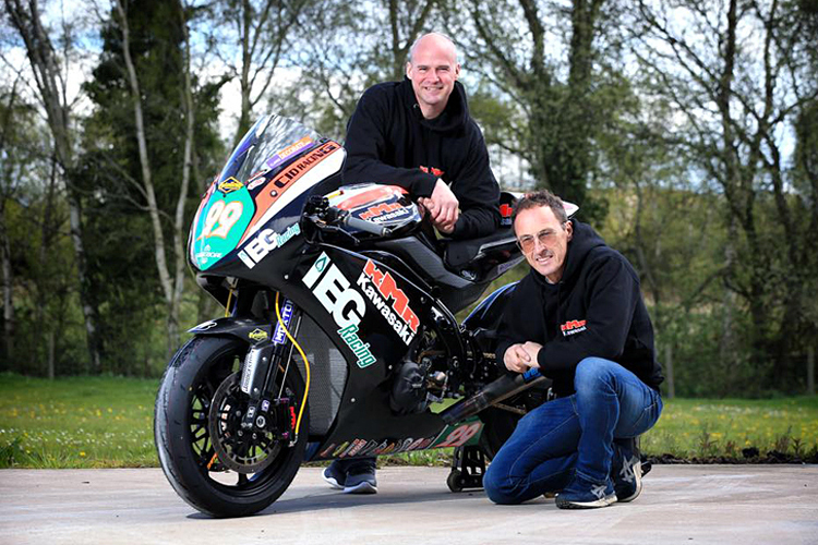 Jeremy McWilliams (kniend) mit seinem Teamchef Ryan Farquhar