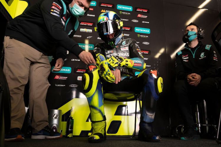 Alessio «Uccio» Salucci, Valentino Rossi und David Munoz in der Petronas-Box