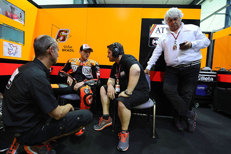 Dirk Debus, Stefan Bradl, sein damaliger Crew-Chief Sergio Verbena und Forward-Teambesitzer Giovanni Cuzari