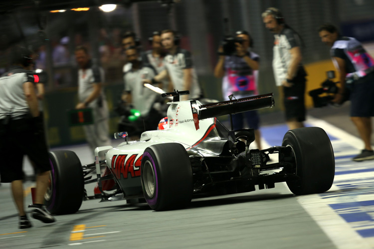 Romain Grosjean kommt mit kaputtem Wagen an die Box